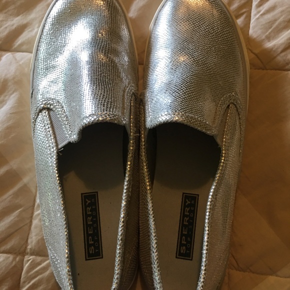 NWT Sperry Top-Sider Silver Metallic Leather Slip-on Shoes Size 8 - Picture 4 of 11